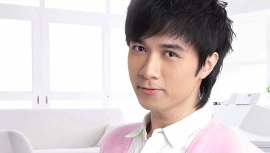 terence teo作曲:潘协庆作词:潘协庆先来一首为他2000年编曲的《相爱