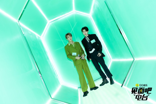 岳岳和灵超现场展示《梭哈 showhand》舞蹈,动作超有范儿,忍不住跟着