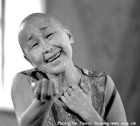 看过她"呼麦"表演的人,都被这个身形瘦弱,留着光光头,赤脚嘟嘴,做着