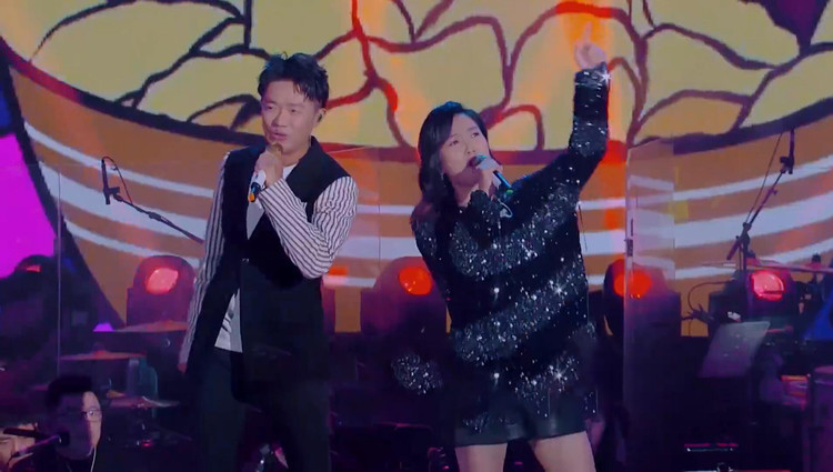 吴亦凡都想不到,《大碗宽面》还能这么唱,凤凰传奇开口就是王炸