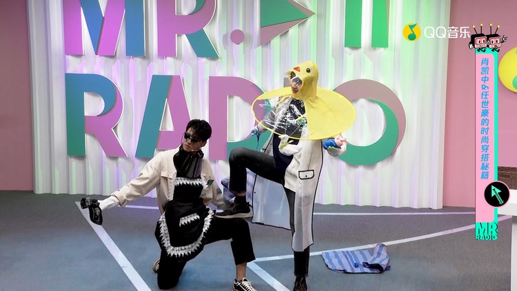 - “叔侄组合”开启土味T台秀 看起来不太聪明的亚子!