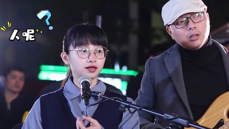 - 观众现场点歌《青城山下白素贞》小姐姐声音清脆悦耳唤醒儿时回忆