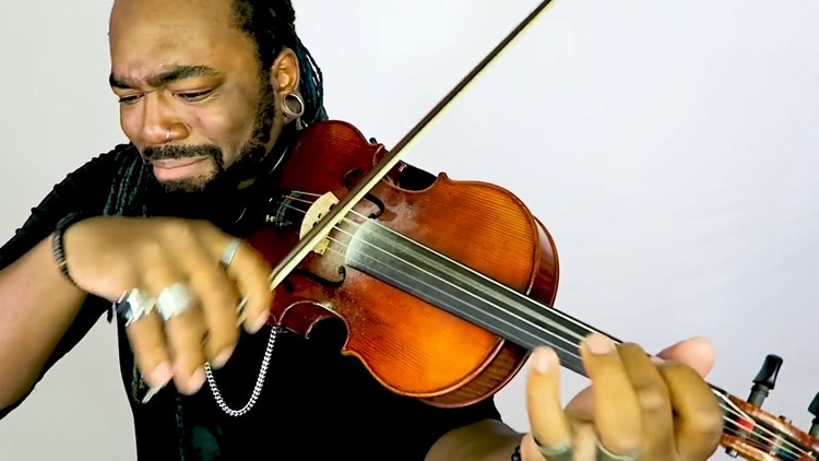 马龙post malone的《rockstar》都要被你玩坏了,黑人小哥"癫狂"拉小