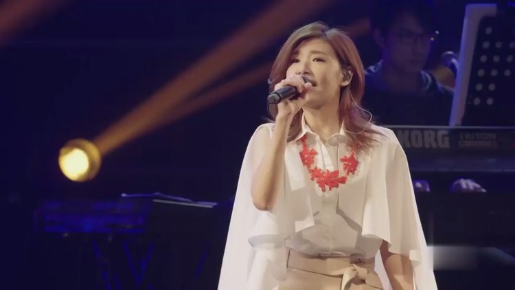 - 22年前她凭借翻唱这首歌一炮而红,多年后女神再唱经典,好听哭!