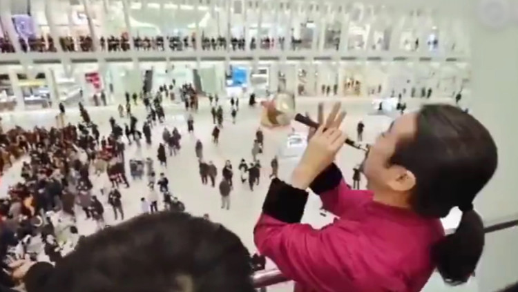  - 当美国商场突然响起唢呐，老外一下就懵了，网友：流氓耍国外了！