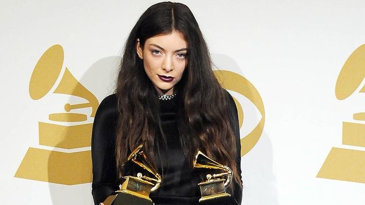 名场面:第56届格莱美,lorde凭借着"royals"获得年度歌曲!