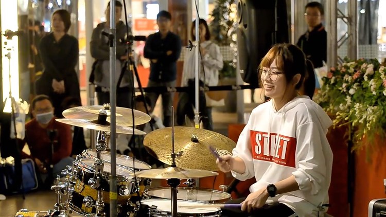 罗小白街头架子鼓表演《倒数》,单曲循环停不下来!