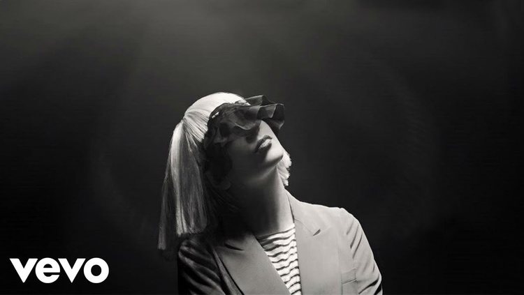 经典现场回顾:4年前,sia登上snl表演"chandelier"!跪着看完.