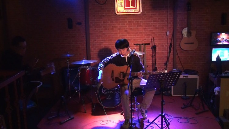 - 独立音乐人牛佳 Forever Young(现场版)北京蓝溪酒吧