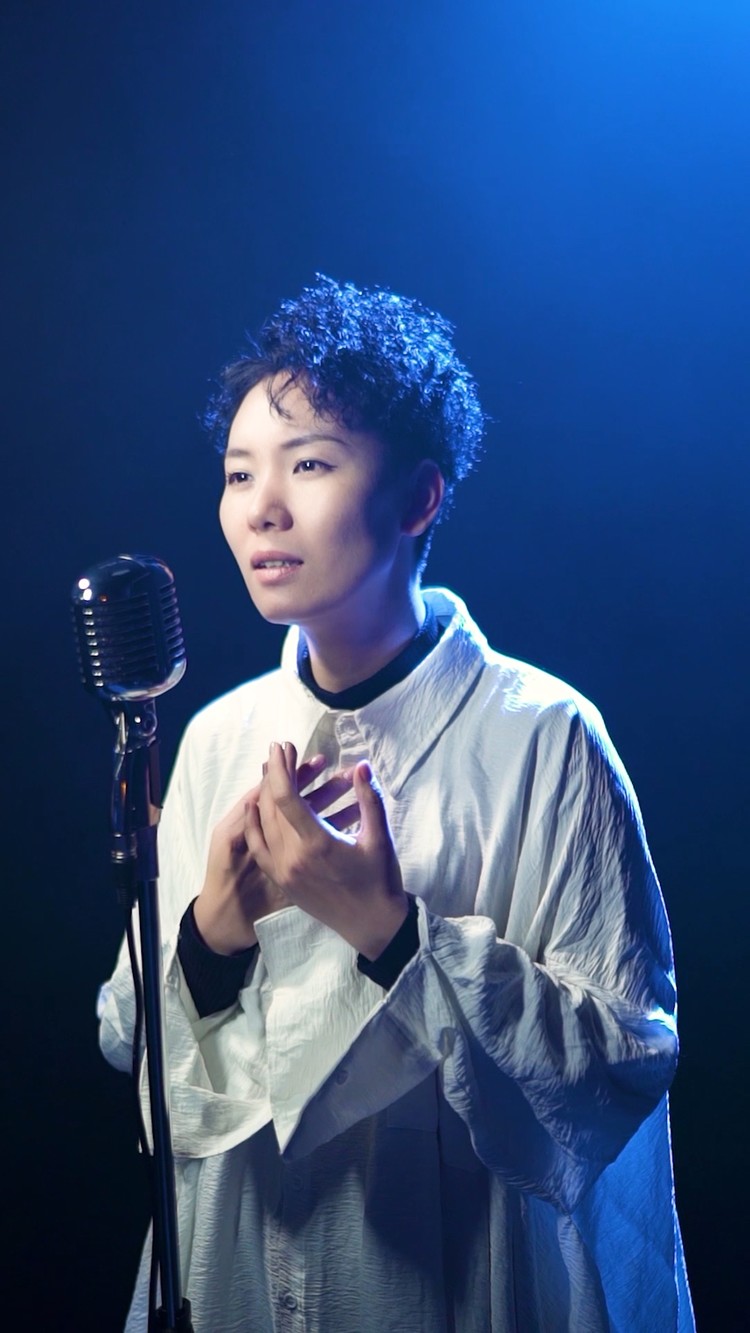 一直担心自己嗓音太细甜唱不出歌曲感觉《阿果吉曲》英崽