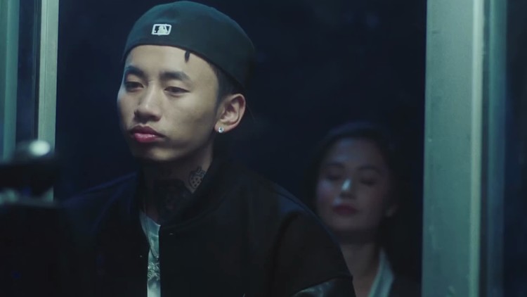  - 假装你不在我依然开心，只是怕夜深人静时我又听到这首歌。