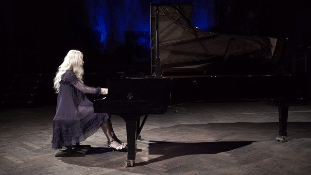 瓦伦缇娜钢琴家图片