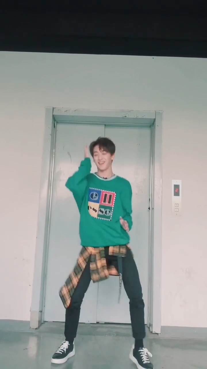  - 何洛洛挑战“风车舞”，简直可爱满分！R1SE《谁都别吝啬》