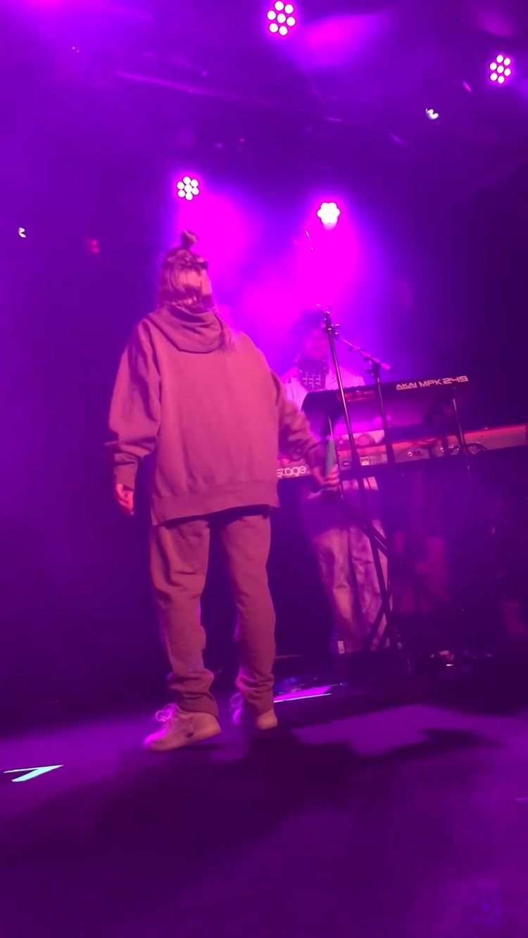  - 碧梨演唱Ocean Eyes粉丝尖叫现场