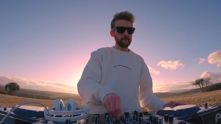 - 看一场唯美的落日电子乐现场,拥抱美好的盛夏!