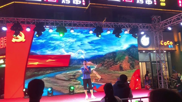  - 郭璟曜在水晶街唱响《锦绣山河是中国》！现场版气氛超棒！