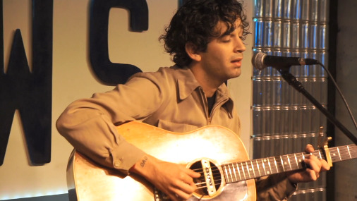 英国乐队the 1975主唱matty healy在go电台现场表演《102》