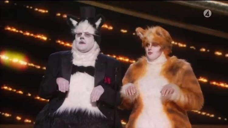  - #第92届奥斯卡#《1917》斩获最佳视觉效果大奖！James Corden、Rebel Wilson登台颁奖，两人一边扒拉话筒一边恶搞《猫》，称没有人比他们更懂得特效的重要性