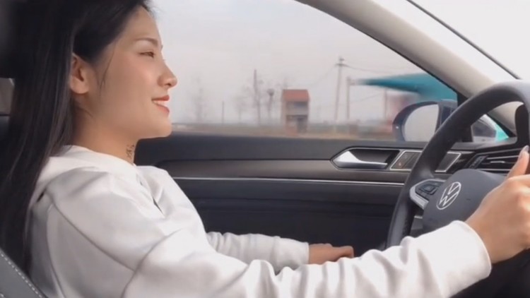 抖音爆火莎莎《简单的幸福》魔性旋律,太上头了,平平淡淡的生活