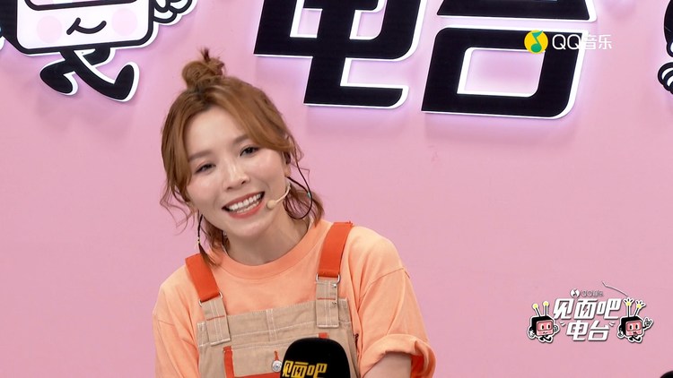  - 黄雅莉谈何老师听哭《蝴蝶泉边》 现场清唱瞬间催泪