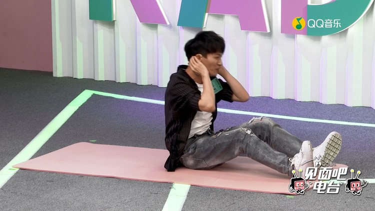周深边做仰卧起坐边唱《荒城渡》 即兴模仿工作人员超有趣