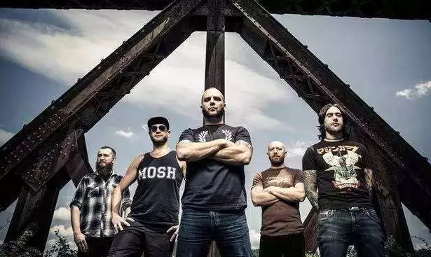 最近英国金属核乐队architects出名了,而出名的原因并不是因为他们的