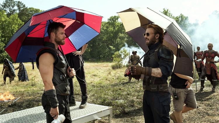 - 《复联3》新片场照:美队锤哥猛男打伞,火箭还没上特效