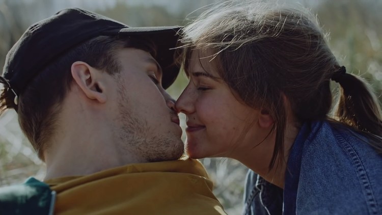 - 烟嗓+女毒+洗脑的旋律=风靡国外的神曲