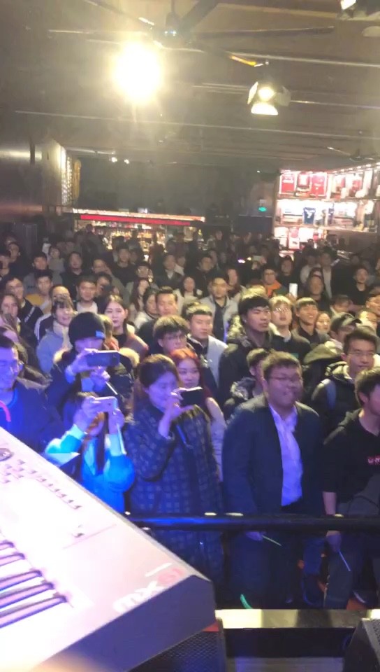  - 朱格乐带头蹦迪