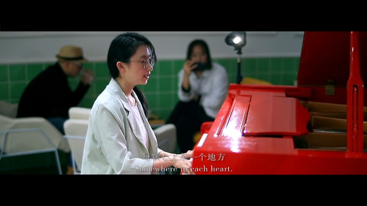  - 钢琴弹唱经典金曲《城里的月光》听醉了，这是初恋的感觉