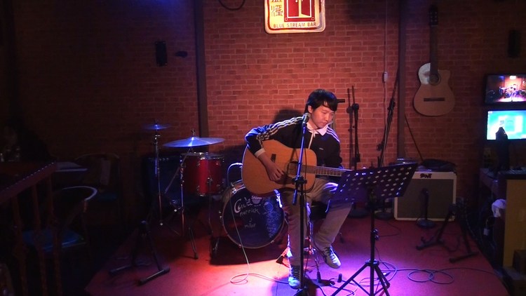  - 音乐人牛佳原创歌曲行走在通往光明的路上（现场版）北京蓝溪酒吧