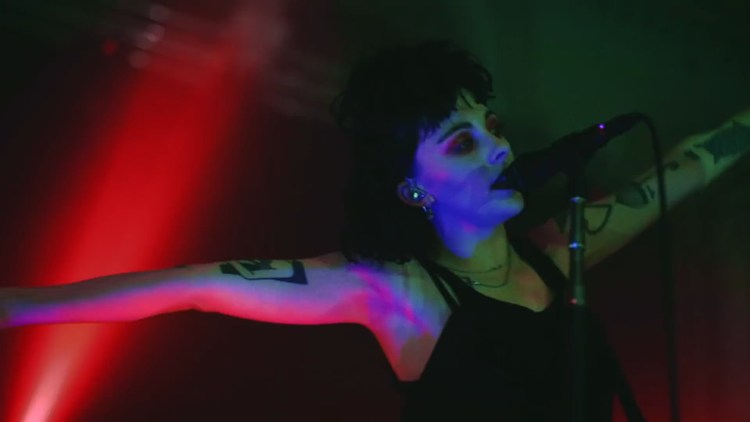 - 英国人气摇滚乐队Pale Waves最新曼切斯特现场表演《There's A Honey》!