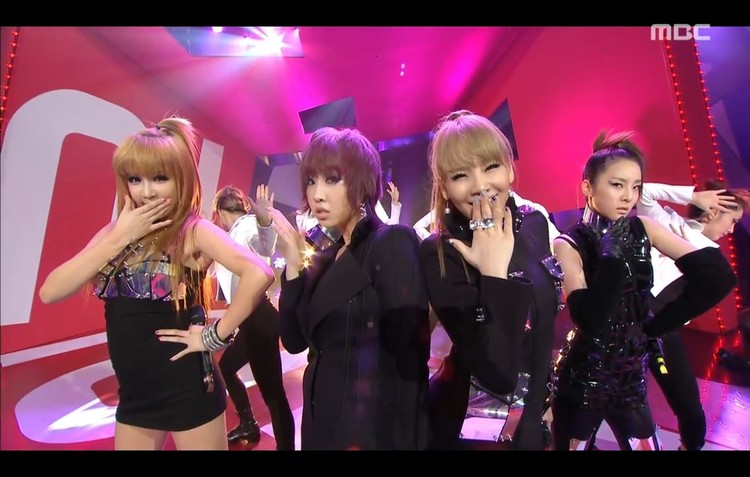 【回顾】八年前的今天(110702),2ne1 带来 我最红>的现场舞台