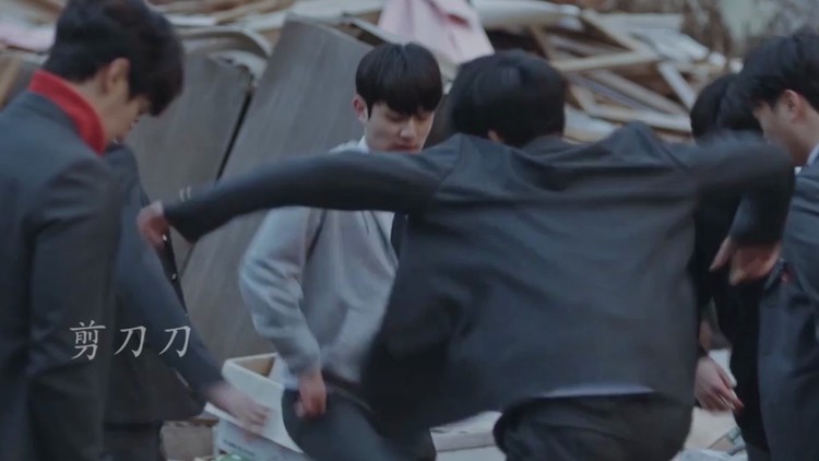  - 同学被欺F，超A女主出手，没有什么是一个回旋踢解决不了的