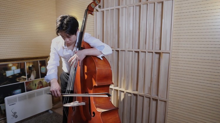  - 小哥哥在沃石唱片唐山录音棚演奏大提琴，全国连锁本地唯一专业！