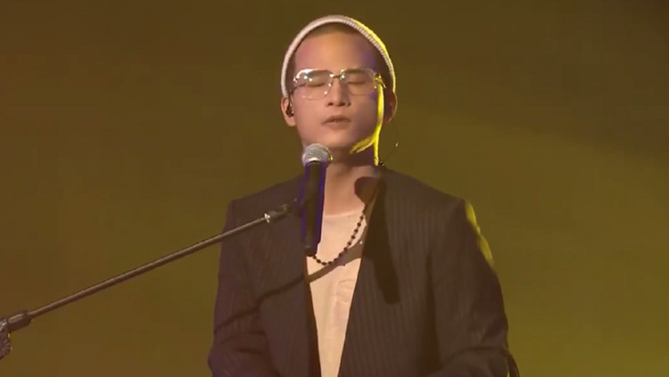 茄子蛋获年度新人奖献唱歌曲《浪子回头》,美女主持跟他们合唱!