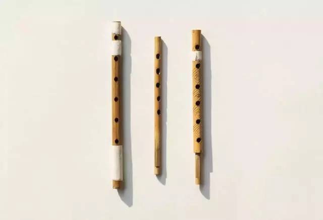 他也是过了很久才知道,那是彝族的传统乐器,弹拨几下,苍凉感就跑出来