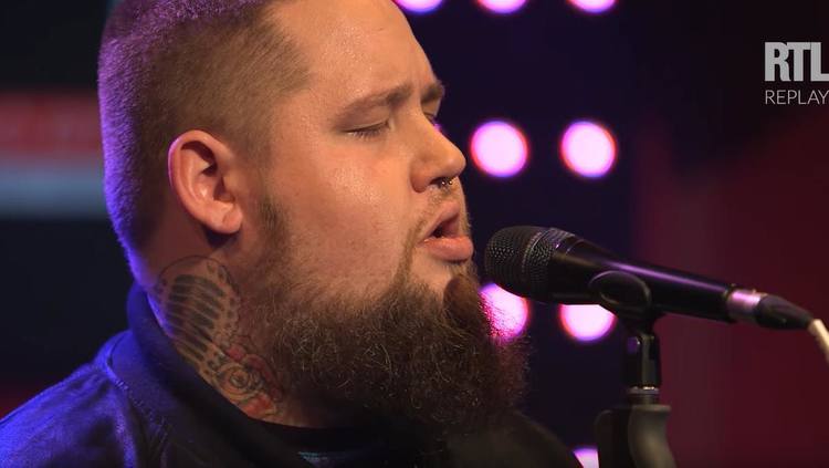 ragnbone man於慈善活動red nose day深情演唱《skin》 為愛發聲的