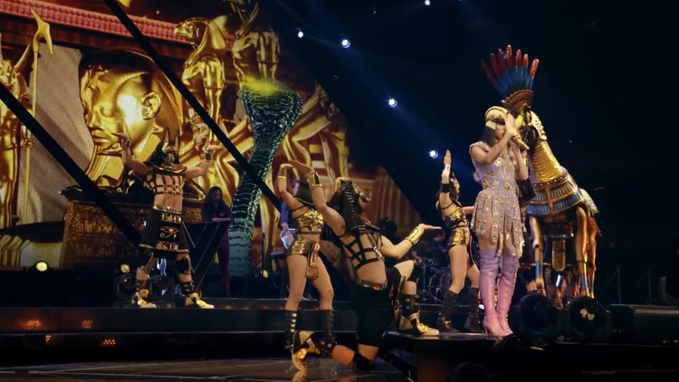 水果姐katy perry《dark horse》演唱会现场,满屏幕的霸气!