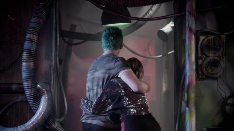 - 《少年僵尸》主演Meg Donnelly和Milo Manheim闯鬼屋,两人都被吓得够呛,全程抱在一起……