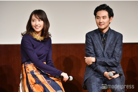 新垣结衣 松田龙平出席新剧试映会