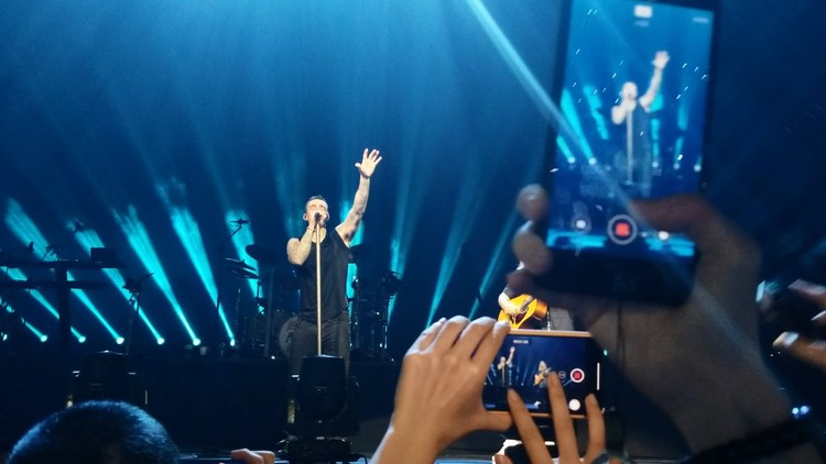 完美切换真假声丨maroon 5巡演澳门站演唱 lost stars>.太稳了!