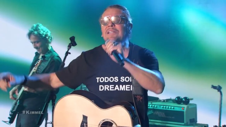  - 拉丁摇滚天团Maná最新电视现场表演他们的经典歌曲《Labios Compartidos》