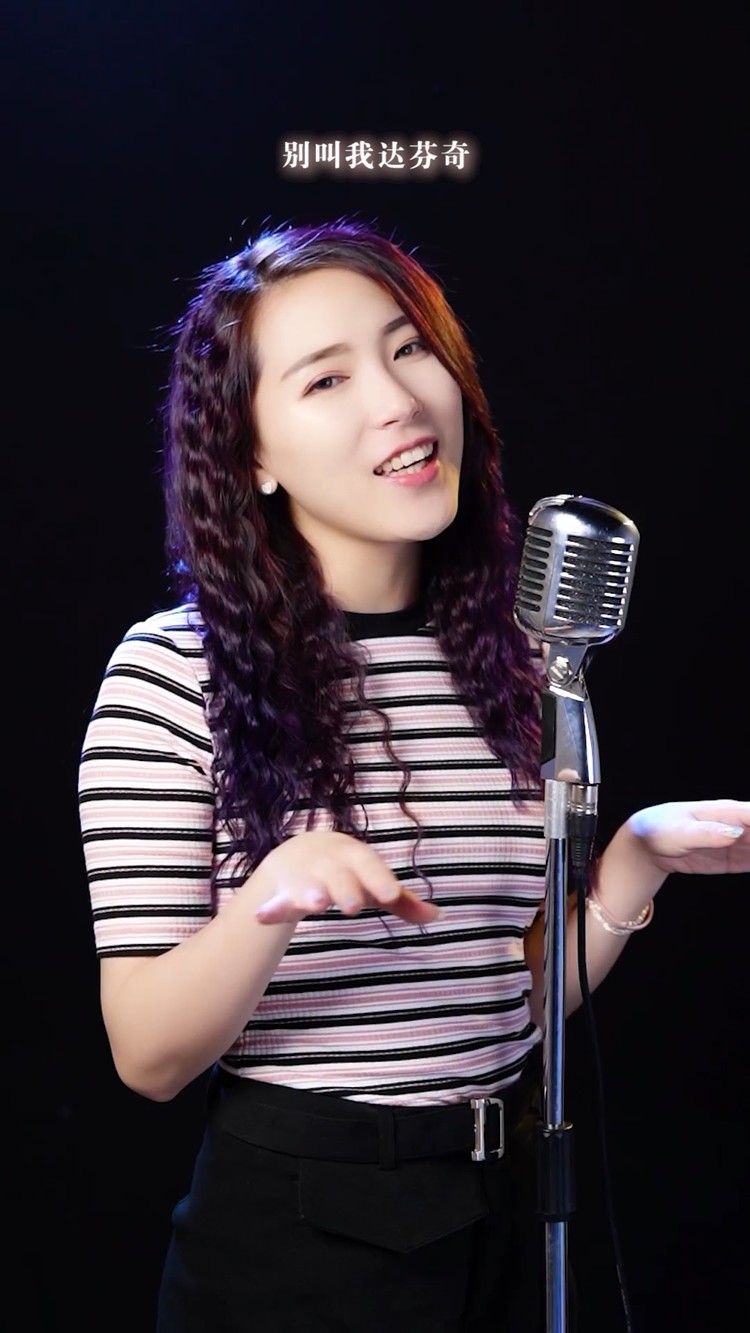 小鬼王琳凯南京生日会《别叫我达芬奇》舞台表现又稳又惊艳,超酷