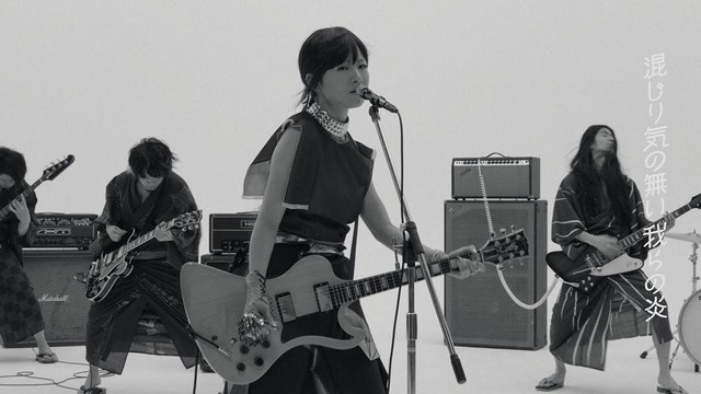 椎名林檎茎须弥中绽放的花朵