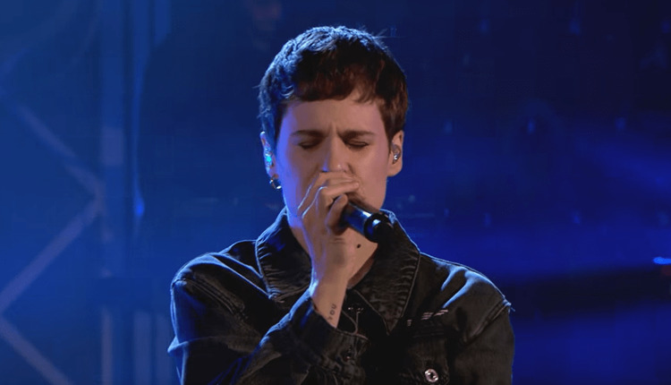  - Christine and the Queens于BBC电台现场翻唱日日Rihanna的单曲Kiss It Better！希望某位美妆博主可以尽快把新专制作提上日程。