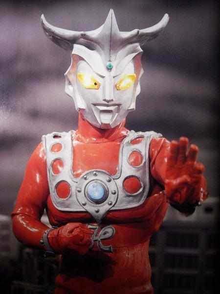 在《雷欧奥特曼》里谱写了经典的opウルトラマンレオ真夏龙 (真夏竜)