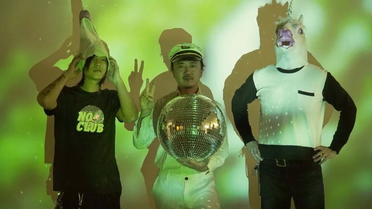 除此之外,为了更好地致敬,乐队透露拍摄所用的很多道具都来自被cos者