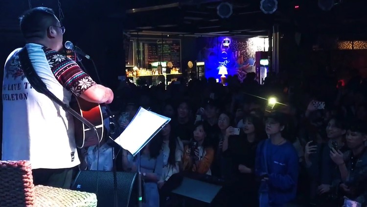  - “张小姐，你要走吗”留声玩具《送别》现场大合唱