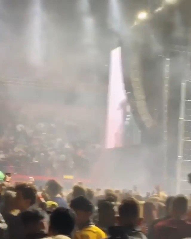 - Rocky 瑞典演出 Highlight : 手里一打Bra 舞台上搭了个牢房